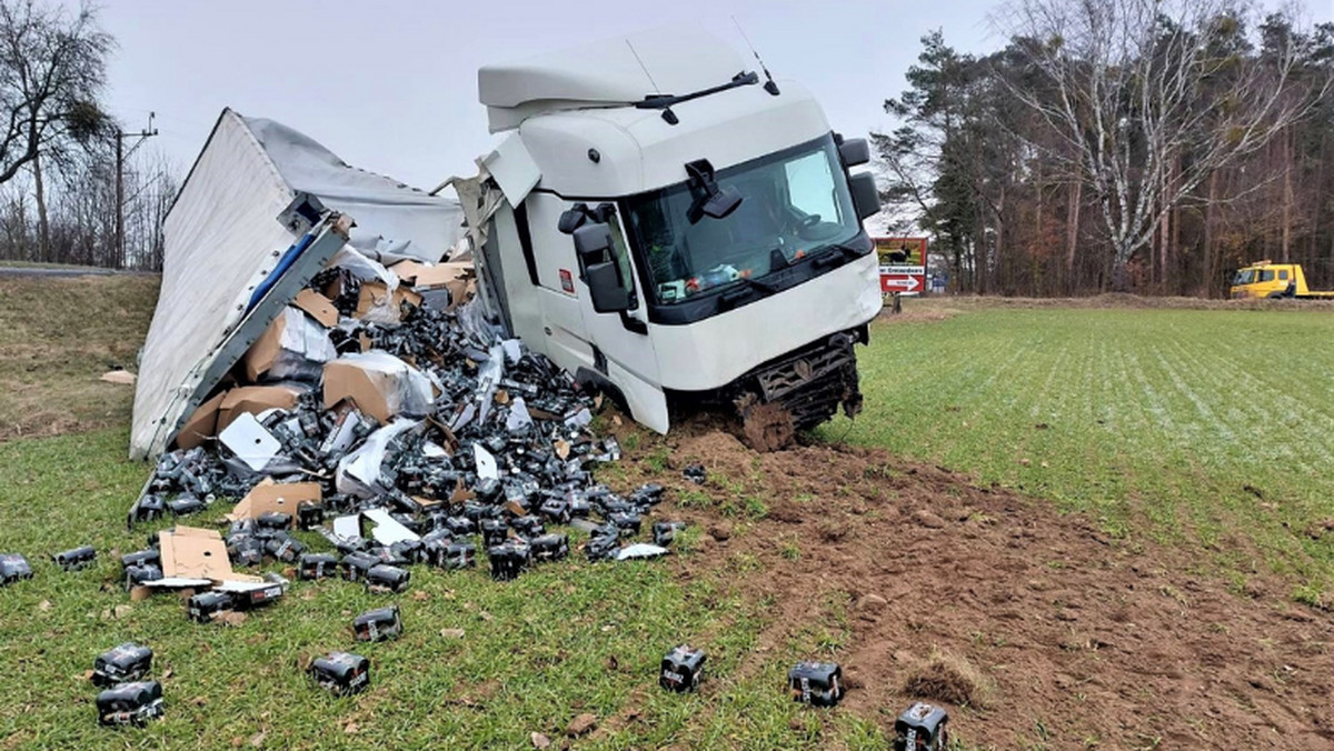 Śmiertelne zderzenie ciężarówki z osobówką na DK6. Policja bada sprawę