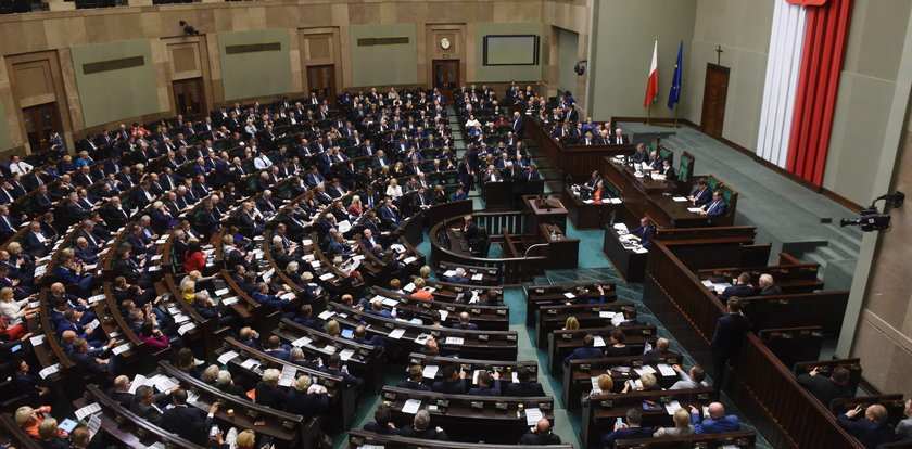 Ta sprawa oburzyła Polaków. Jednak będzie kontrowersyjny podatek od zrzutek?! Trwa wyścig z czasem