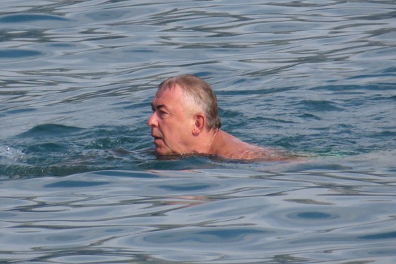 MIMA KARADŽIĆ POKAZAO GOLO TELO Glumac slavi rođendan, ali kad vidite kako izgleda bez majice, moraćete dva puta da mu proverite krštenicu