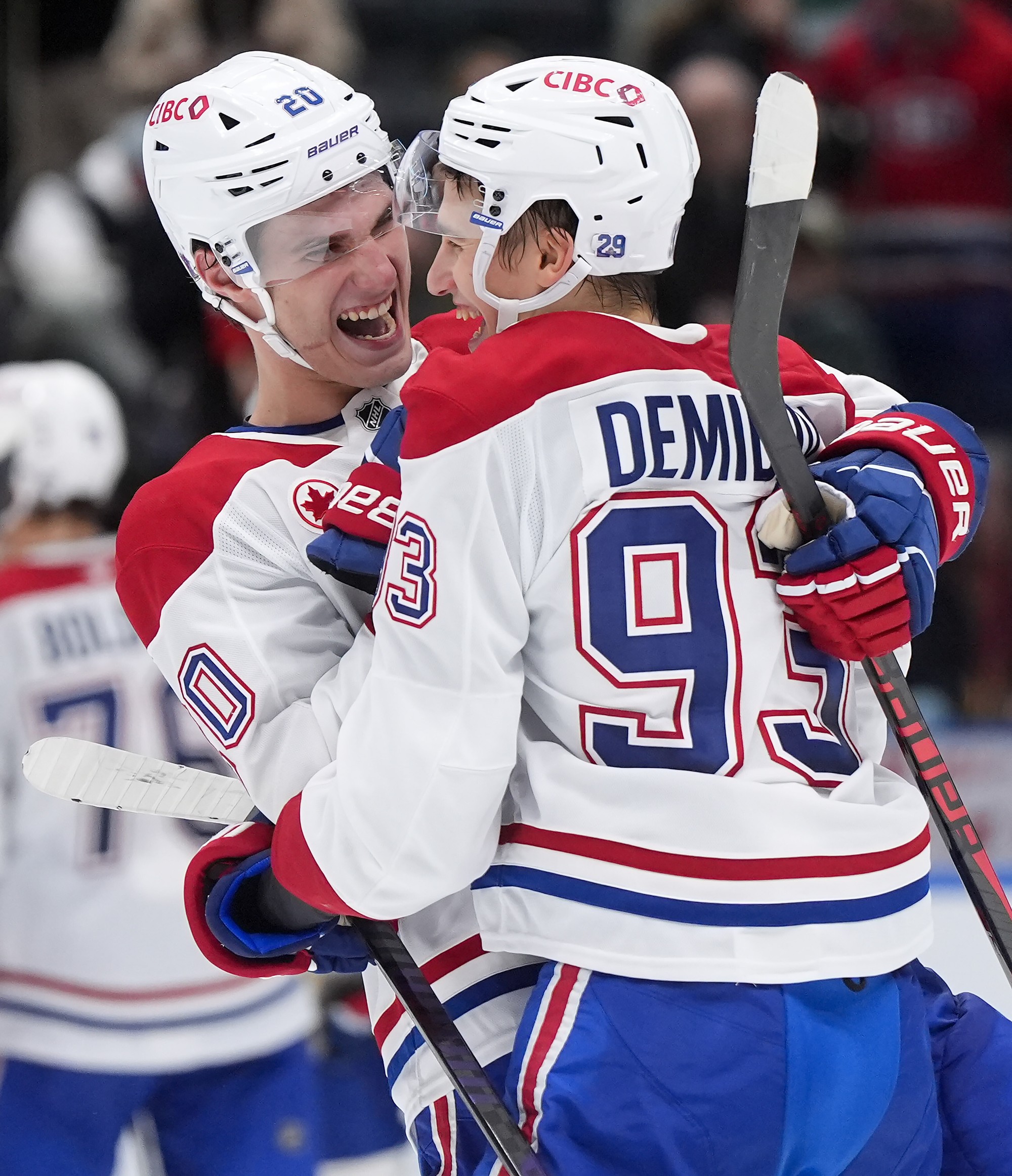 Juraj Slafkovský a Ivan Demidov oslavujú gól.