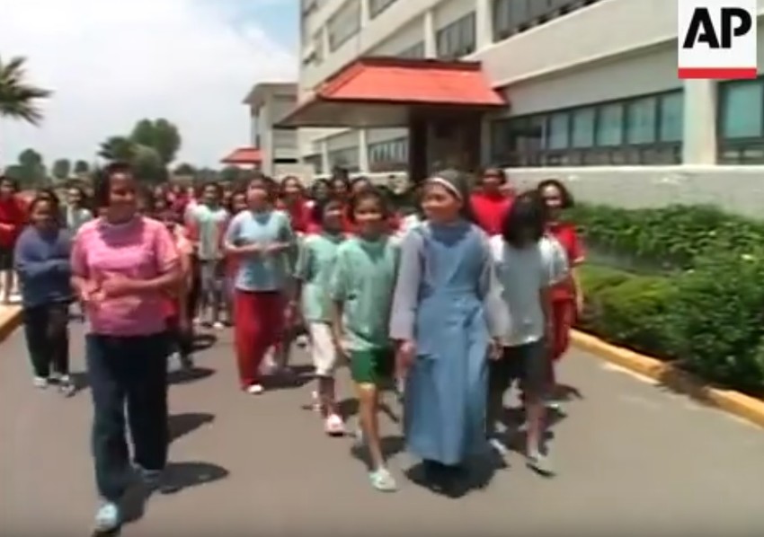 Časna sestra sa učenicima na snimku iz 2015.