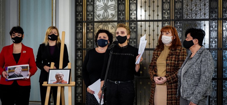Posłanki Lewicy niszczą portret kardynała Dziwisza. "Posprzątamy po Kościele"