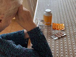 Zasiłek pielęgnacyjny 2025 - ile wynosi zasiłek pielęgnacyjny po 75. roku życia? Gdzie złożyć wniosek? Czy będzie podwyżka zasiłku pielęgnacyjnego w 2025?