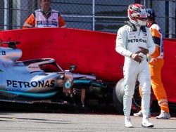 Hamilton roztrzaskał bolid na trzecim treningu. Kubica wyprzedził Albona [WIDEO]