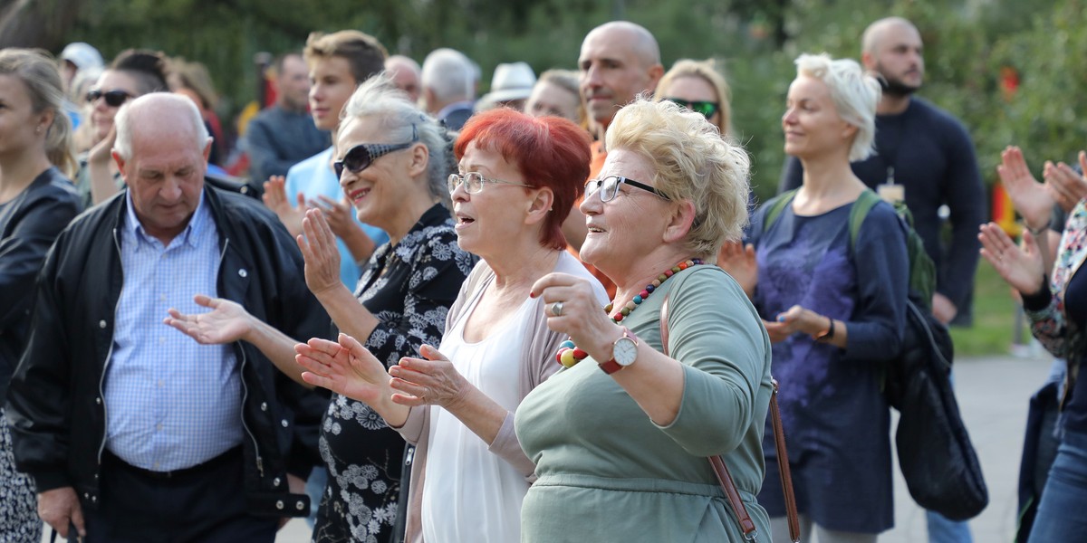 Po obniżce podatku PIT osoby otrzymujące najniższą emeryturę, tj. 1,1 tys. zł brutto (935 zł netto) zyskają "na czysto" 8 zł.