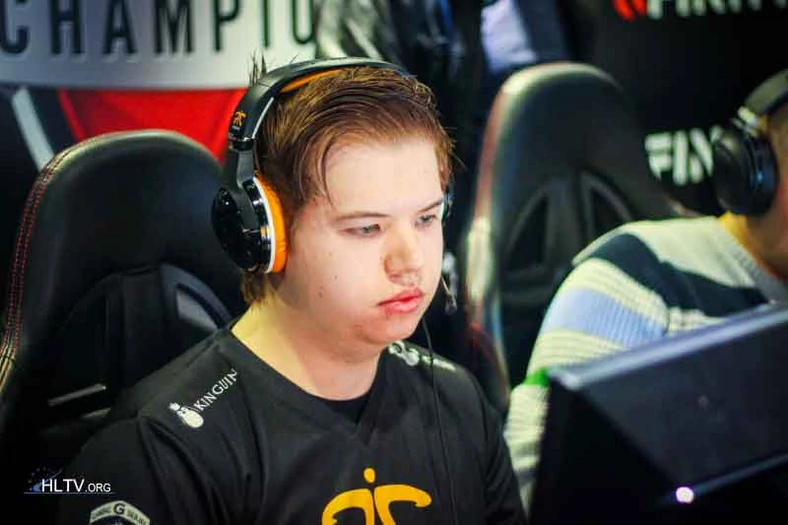 Jesper „JW” Wecksell (23 lata), Team „Fnatic”. Zabitych: 26, zgony: 23498, czas gry: 8206 godz., headshots: 36,2%.