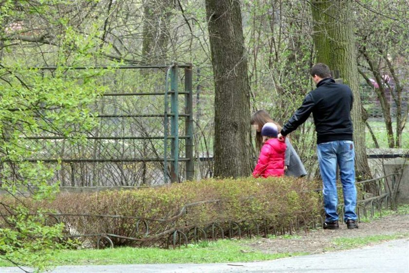 Dubieniecki z córkami w zoo