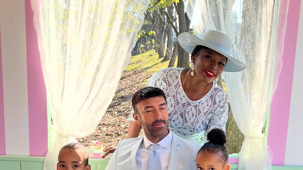 Naledi Repaja sa porodicom