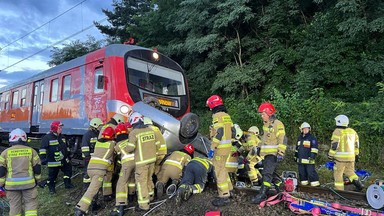 Samochód wypadł z drogi i wpadł pod pociąg. Dwie osoby nie żyją