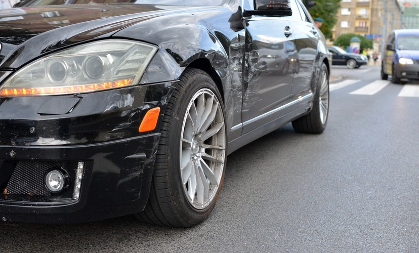 Uszkodzony mercedes Mariusza Pudzianowskiego