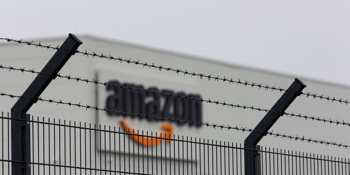 Urząd z siedzibą w Bonn wszczął już postępowanie w sprawie mechanizmów kontroli cen stosowanych przez Amazon oraz relacji ze sprzedawcami zewnętrznymi prowadzącymi sprzedaż na jego stronie, poinformował Reuters. 