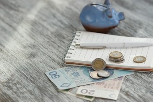 Zasiłek celowy z MOPS lub GOPS - dla kogo w 2025 roku? To jednorazowa, ale realna pomoc dla osób w trudnej sytuacji życiowej. Oto kryteria, wysokość i zasady wypłaty zasiłku celowego