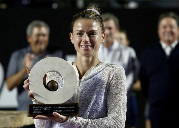 epa10493388 Italian tennis player Camila Giorgi poses with the trophy after defeating Swedish player Rebecca Peterson in the final of the Merida Open WTA 250 Tour Akron 2023 tournament, at the Yucatan Country Club, in Merida, Mexico, 26 February 2023. EPA/Lorenzo Hernandez Dostawca: PAP/EPA.