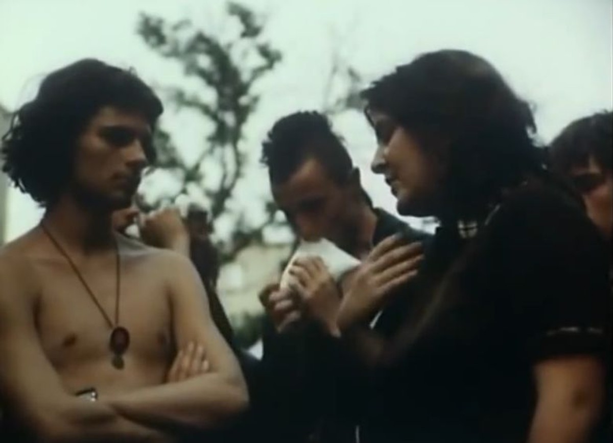 Kadr z filmu "Środa w Jarocinie". Kim jest młoda dziewczyna?