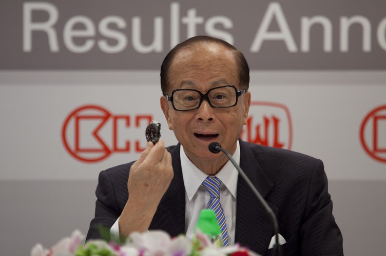 9. Li Ka-Shing; Narodowość: chińska; 
Majątek wyceniany na: 29,2 mld USD; 
Od początku 2013 r. zarobił: 568,9 mln USD. 

Li Ka-Shing jest najbogatszym człowiekiem Azji. Kontroluje Hutchison Whampoa – konglomerat firm zajmujących się obsługą portów, handlem detalicznym, energią, budową infrastruktury I sieciami mobilnymi. Poprzez Cheung Kong Holdings, spólkę notowana na giełdzie, Li zarządza portfelem nieruchomości mieszkalnych i komercyjnych oraz hoteli.

Li wstaje codziennie o 5 rano, by wysłuchać wiadomości w radio. Poza tym ustawia sobie zegarek o 20 minut, żeby nie spóźniać się na spotkania.

Na zdjęciu: Li Ka-Shing