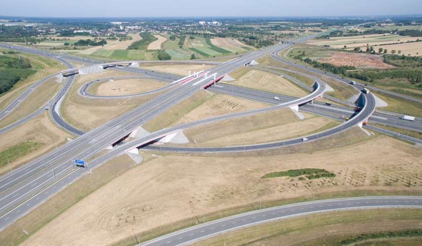 Wyzwaniem dla wykonawcy było wybudowanie nawierzchni betonowej na MOPach Skoszewy. Wykonanie siatki dróg manewrowych wraz z zaprojektowanym systemem odwodnienia powierzchniowego było czasochłonne i wymagające technicznie, m.in. ze względu na zmienne szerokości jezdni i połączenia łukowe. <br>
<br>fot. (mr) PAP/Leszek Szymański