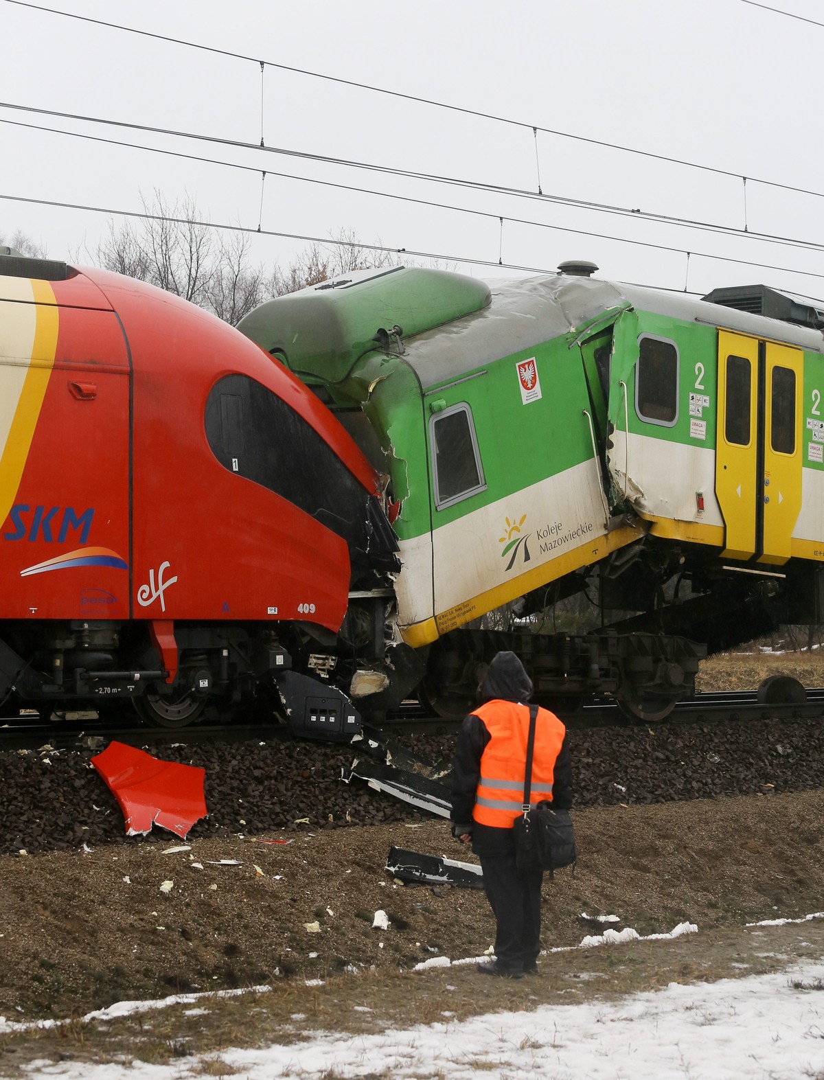 Elektrowozy Dwóch Pociągów Elektrycznych Jadących W Przeciwne Strony Zderzenie dwóch pociągów w stolicy. Trzy osoby ranne - na newsweek.pl