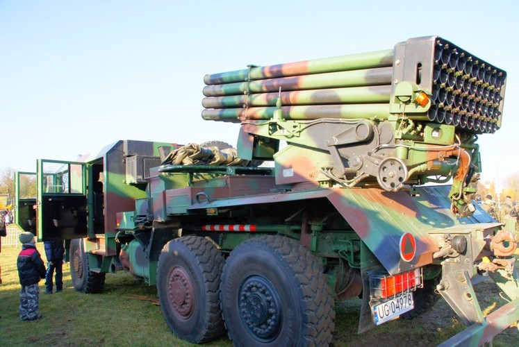 <b>WR-40 Langusta</b> - przypominający zmilitaryzowaną ciężarówkę pojazd to pochodząca ze Stalowej Woli wyrzutnia rakiet. Siły Zbrojne RP posiadają 75 egzemplarzy Langusty. Zastosowanie to m.in. niszczenie fortyfikacji i ostrzał żołnierzy przeciwnika.