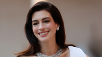 Anne Hathaway meztelenruhájától azonnal zavarba jössz: az átlátszó darabban a mellbimbóját is megvillantotta
