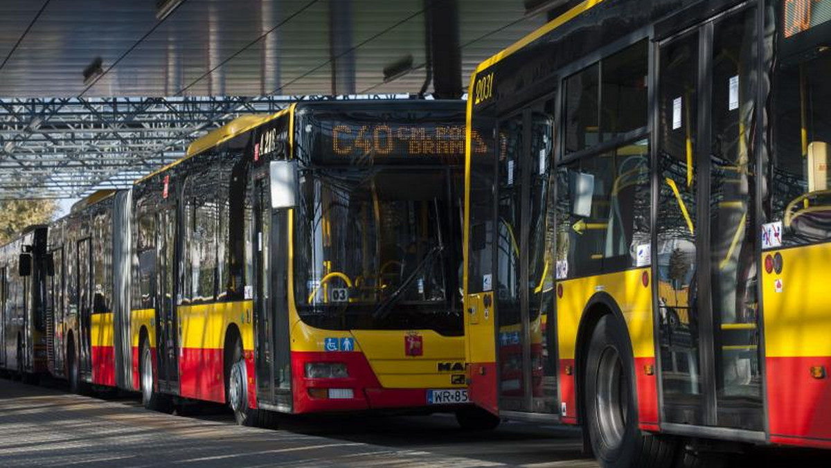 Dwie specjalne linie tramwajowe i aż 27 autobusowych zostanie uruchomionych w okresie Wszystkich Świętych w Warszawie. Będzie można nimi dojechać na stołeczne cmentarze w weekend 28-29 października oraz w środę, 1 listopada. Poza dodatkowymi liniami, tzw. cmentarnymi, pojawią się także zmiany w rozkładach wybranych obecnie autobusów i tramwajów.