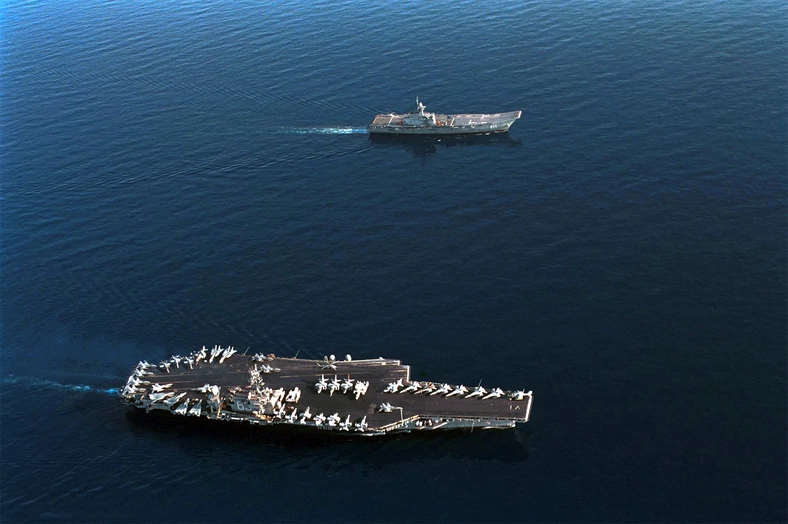 HTMS Chakri Naruebet (na górze) obok lotniskowca USS KITTY HAWK (na dole)