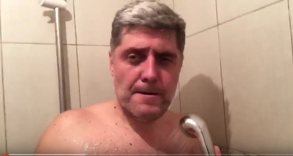 dr Petrović snima klipove i dok se tušira