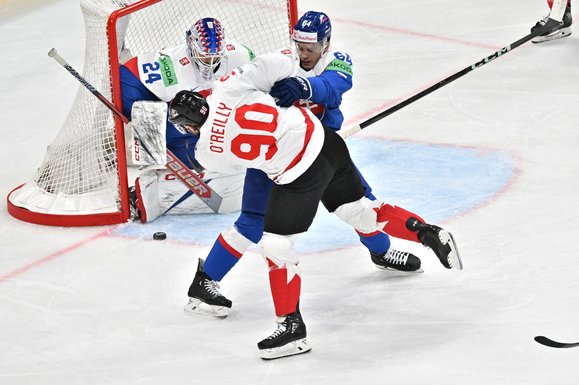 Zľava Ryan O'Reilly (Kanada), Patrik Koch (Slovensko) a brankár Patrik Rybár (Slovensko). 