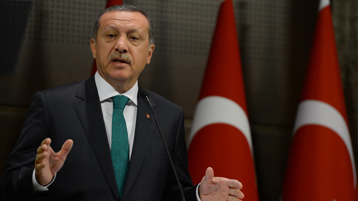 Premier Turcji Recep Tayyip Erdogan ogłosił w poniedziałek serię demokratycznych reform politycznych, które mają na celu m.in. zwiększenie praw mniejszości kurdyjskiej np. poprzez obniżenie lub całkowitą likwidację progu wyborczego w wyborach do parlamentu.