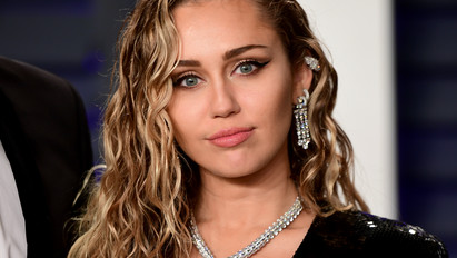 Édeshármassal indított Miley Cyrus: így kezdett vonzódni a nőkhöz