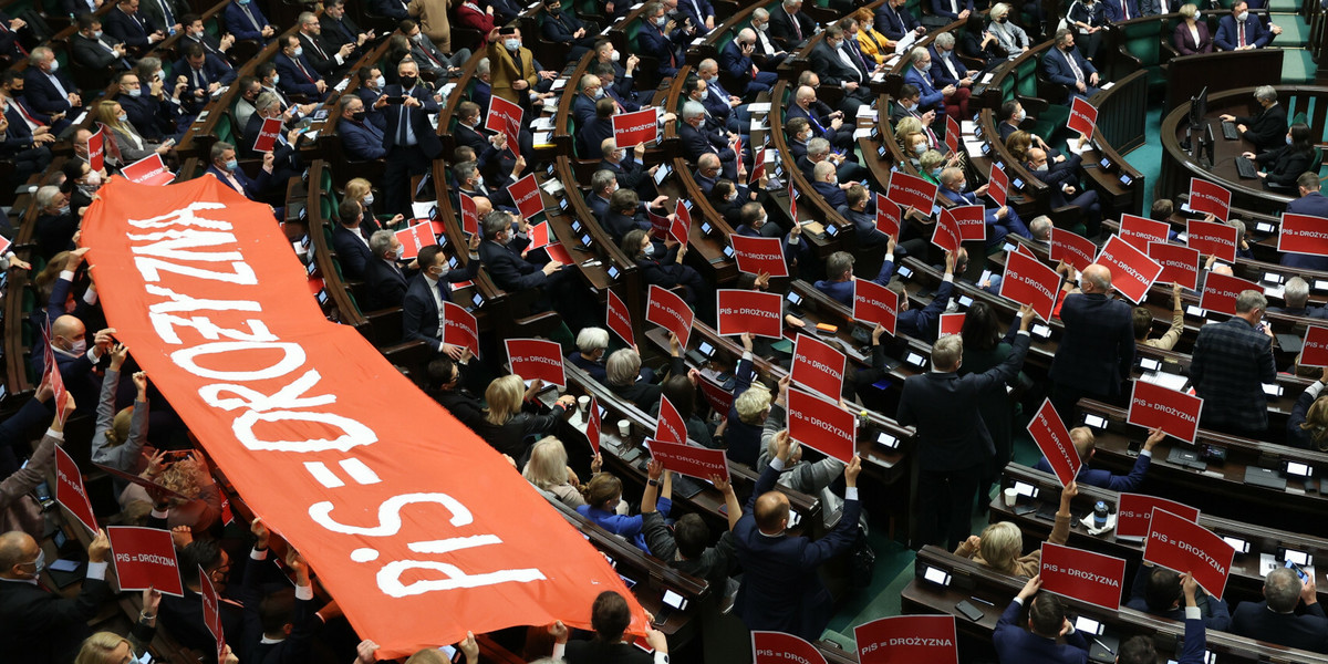 Podczas piątkowego posiedzenia na sali plenarnej posłowie opozycji rozwinęli kilkunastometrowy transparent.