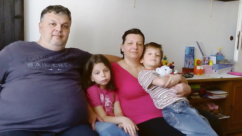 Pomoć: Jelena je vežbala govor i sa bratom Petrom i roditeljima Nebojšom i Marijom