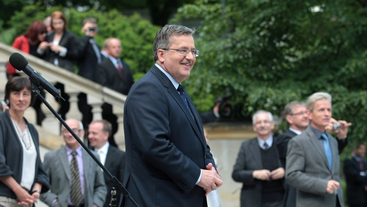 Prezydent Bronisław Komorowski skonsultował m.in. z minister edukacji Katarzyną Hall, Generalnym Inspektorem Ochrony Danych Osobowych i Helsińską Fundacją Praw Człowieka nową ustawę o Systemie Informacji Oświatowej, zakładającą gromadzenie danych wrażliwych o uczniach.