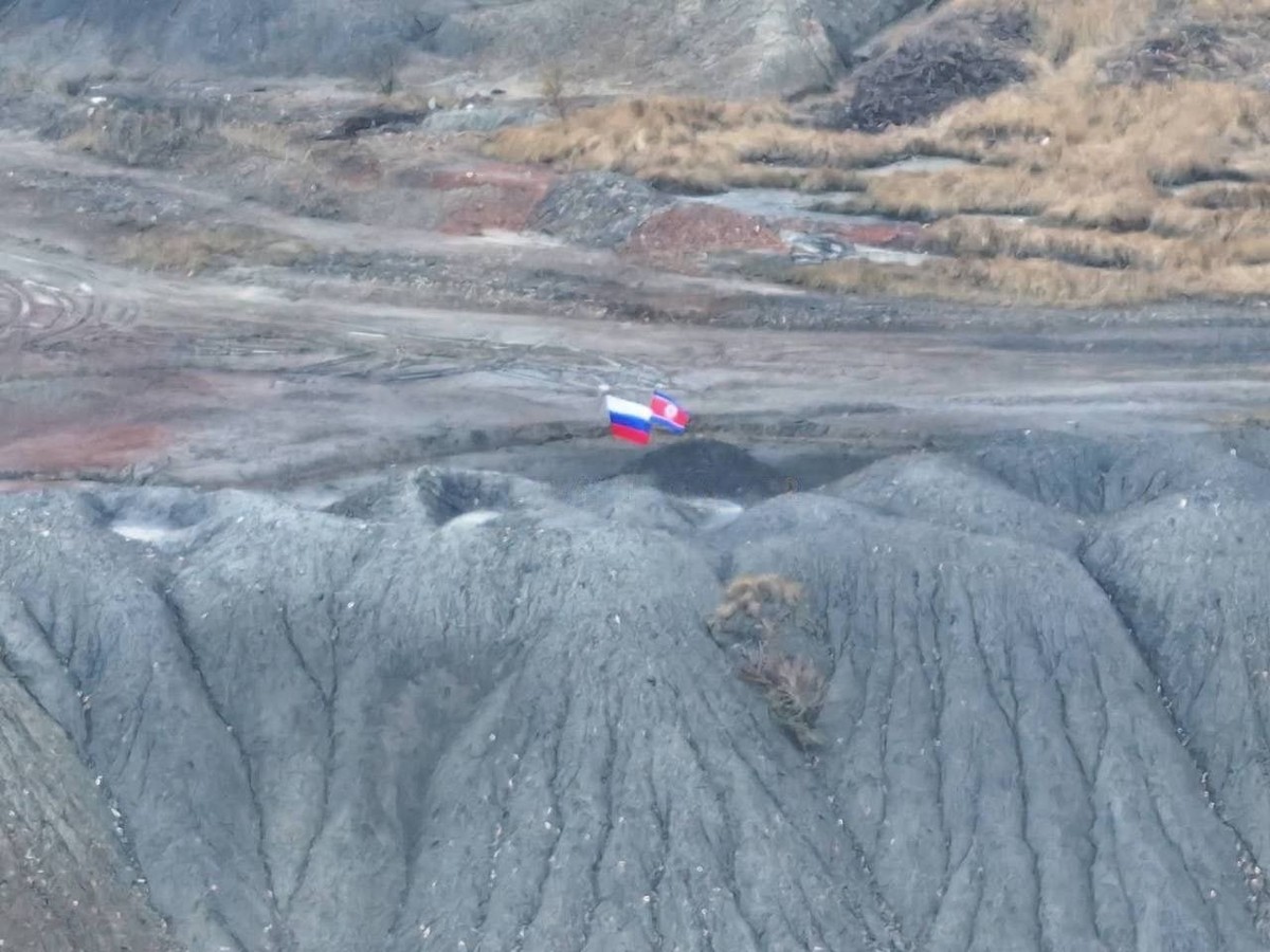 Flagi Rosji oraz Korei Północnej powiewające na jednej z hałd na kierunku pokrowskim.