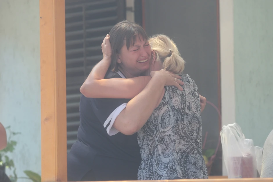 Rođaci u neverici ispred kuće u Janošikovoj ulici