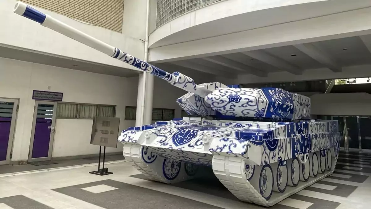 Tajlandzki artysta wykonał niesamowitą, porcelanową replikę czołgu Leopard 2 w skali 1:1