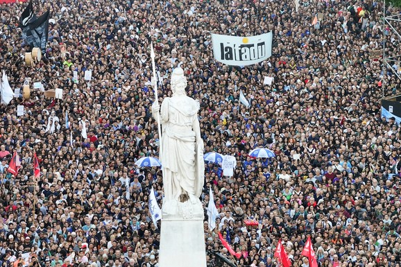 MILEJ SUOČEN SA EKONOMSKOM KRIZOM Masovni protesti u Argentini:  Stotine hiljada ljudi na ulicama zbog rezova u budžetu