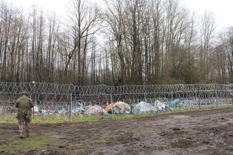 Pozostałości obozowiska uchodźców z Afganistanu w Usnarzu Górnym, obecnie strefa zamknięta w woj. podlaskim, 16.12.2021.