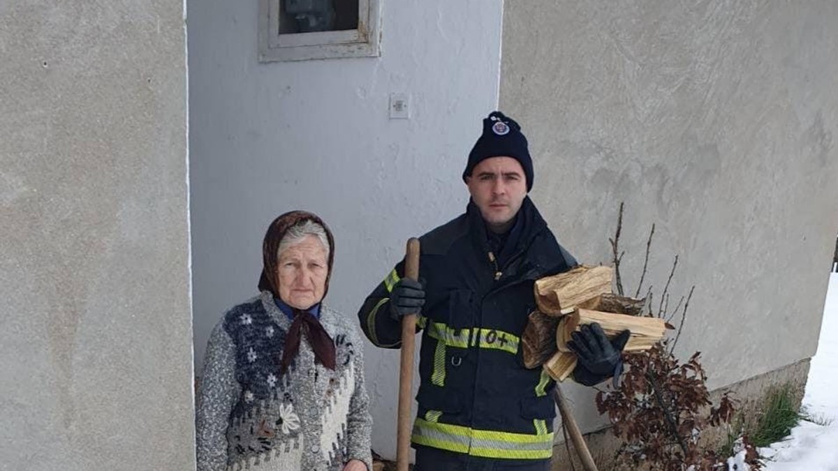 Vatrogasac Miloš Nikolić pomaže ugroženima u selima Opštine Vladimirci