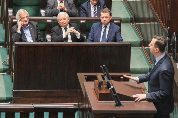 W przyjętej w środę rezolucji Parlament Europejski ocenił, że "paraliż Trybunału Konstytucyjnego zagraża demokracji, prawom podstawowym oraz rządom prawa w Polsce"