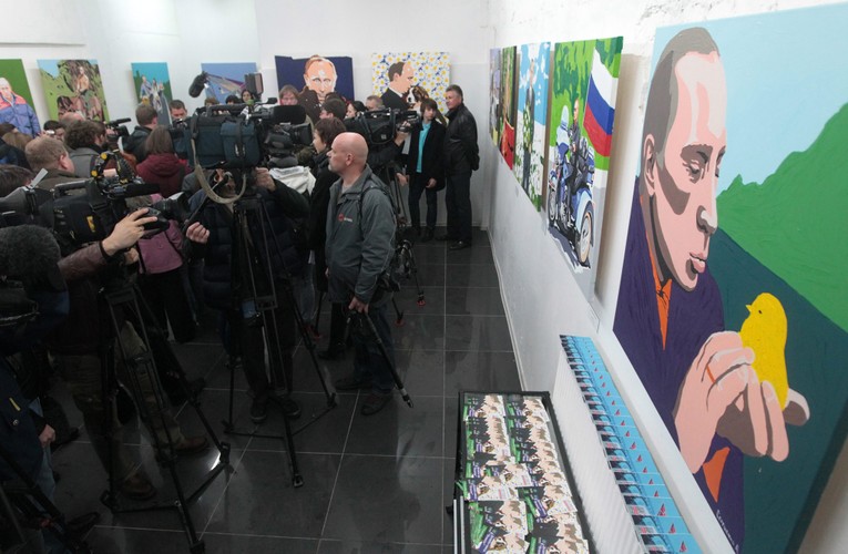 Goście oglądają portrety wodza