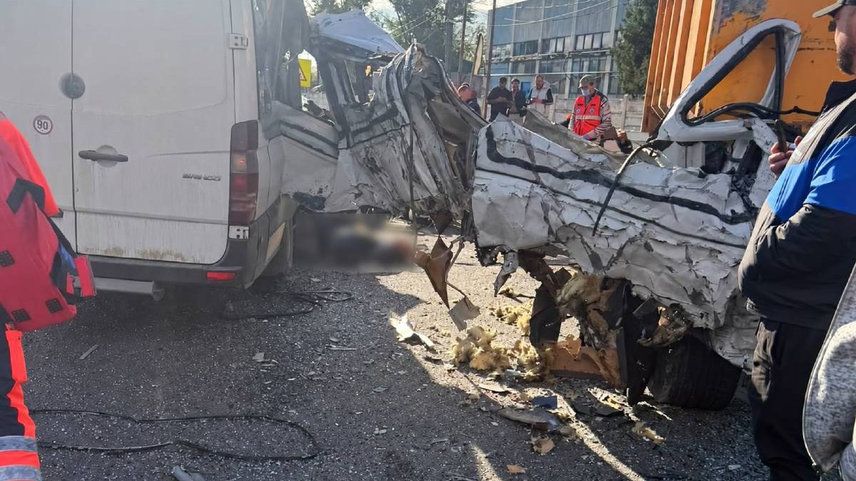Accident cu doi morți și 14 persoane implicate la Buftea, în Ilfov. Un microbuz a fost distrus de o autobasculantă pe DN 7