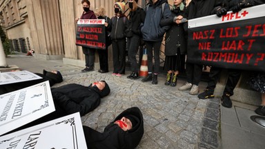 Młodzi aktywiści protestują przeciwko ministrowi Czarnkowi. Blokada gmachu MEN