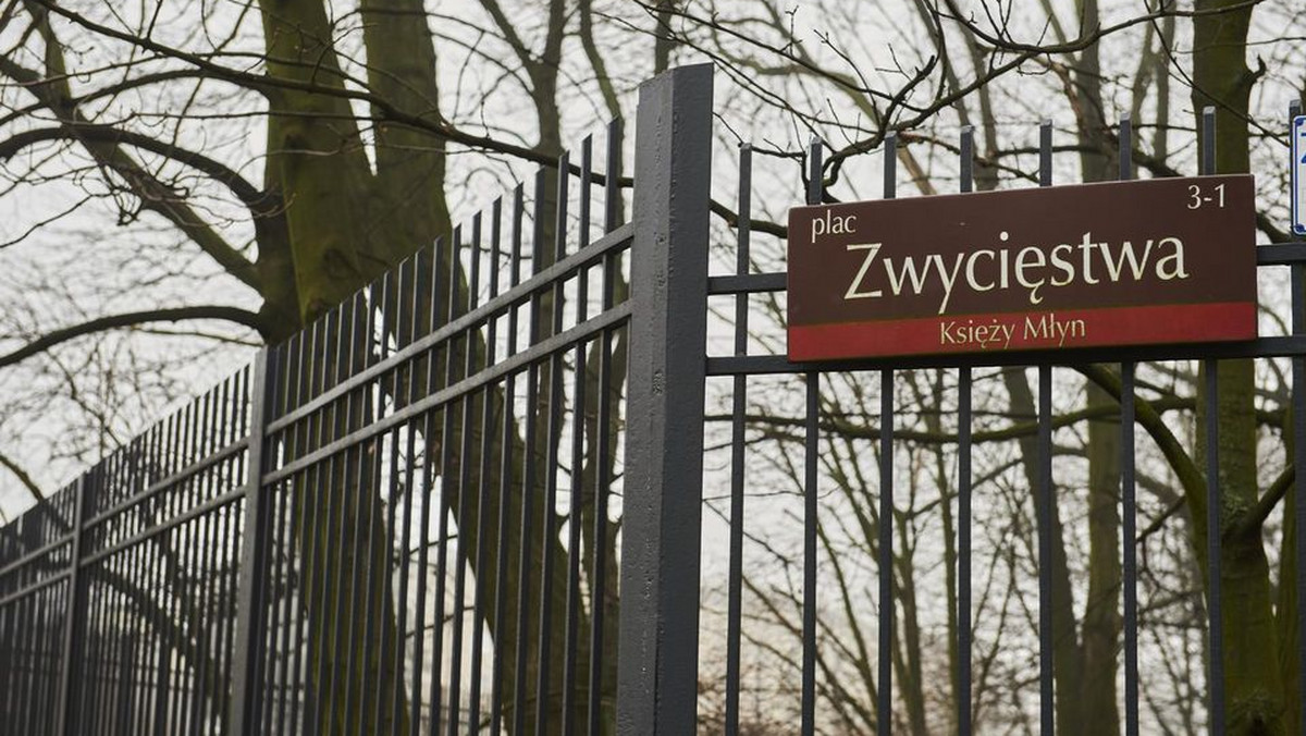 Prof. Zbigniew Rau, łódzki wojewoda stwierdził nieważność uchwały z 5 stycznia, która przywracała placowi w centrum Łodzi nazwę "plac Zwycięstwa". Wcześniej, w ramach dekomunizacji wojewoda przemianował to miejsce na plac Kaczyńskiego. Radni już zapowiadają, że ostatnią decyzję wojewody zaskarżą do sądu.