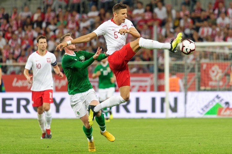 Zawodnik reprezentacji Polski Jan Bednarek (P) i Aiden O'Brien (L) z Irlandii