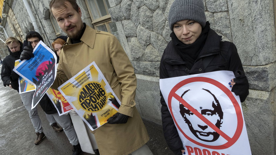 Rosjanie protestujący przeciw Władimirowi Putinowi w dzień wyborów w Helsinkach
