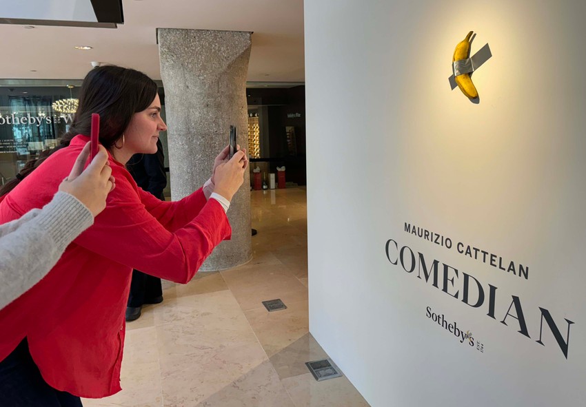 Prva izložba instalacija sa jestivim bananama održana je 2019. godine u Art Bazelu u Majami Biču.