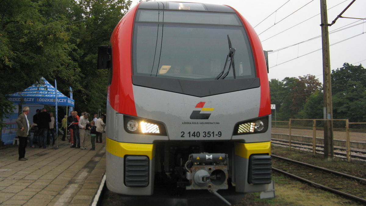 Pociąg na trasie do Zgierza może jechać z prędkością 100 km/h, jednak miejscami zwalnia do 20 km/h.