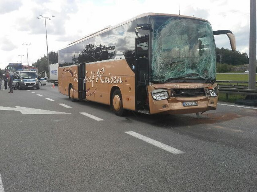 Kraksa na obwodnicy. Autokar uderzył w tira