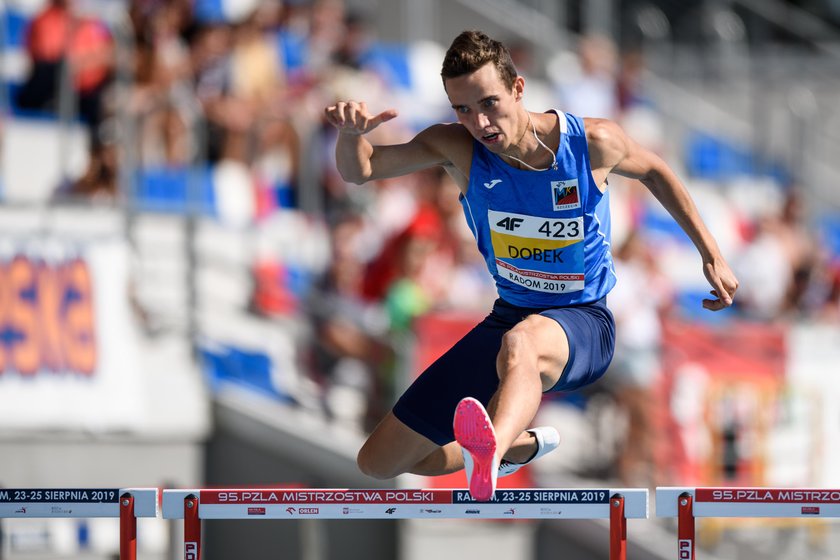 Patryk Dobek szykuje się do startów płotkarskich, ale w hali biega na 800 metrów