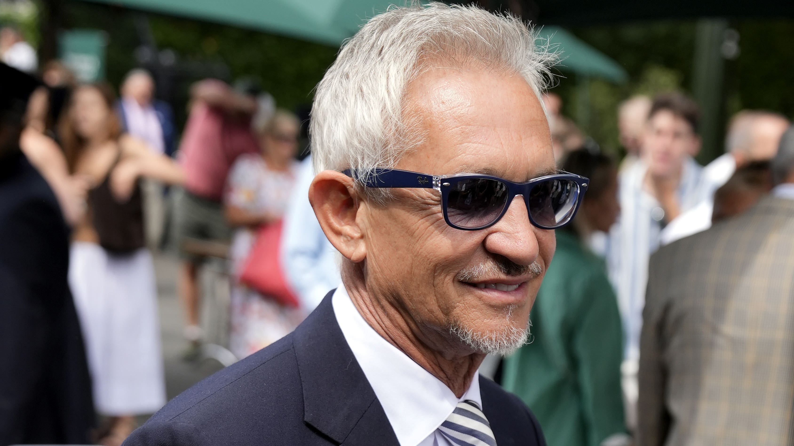 Wimbledon: Lineker and Joshua arrive for Raducanu clash